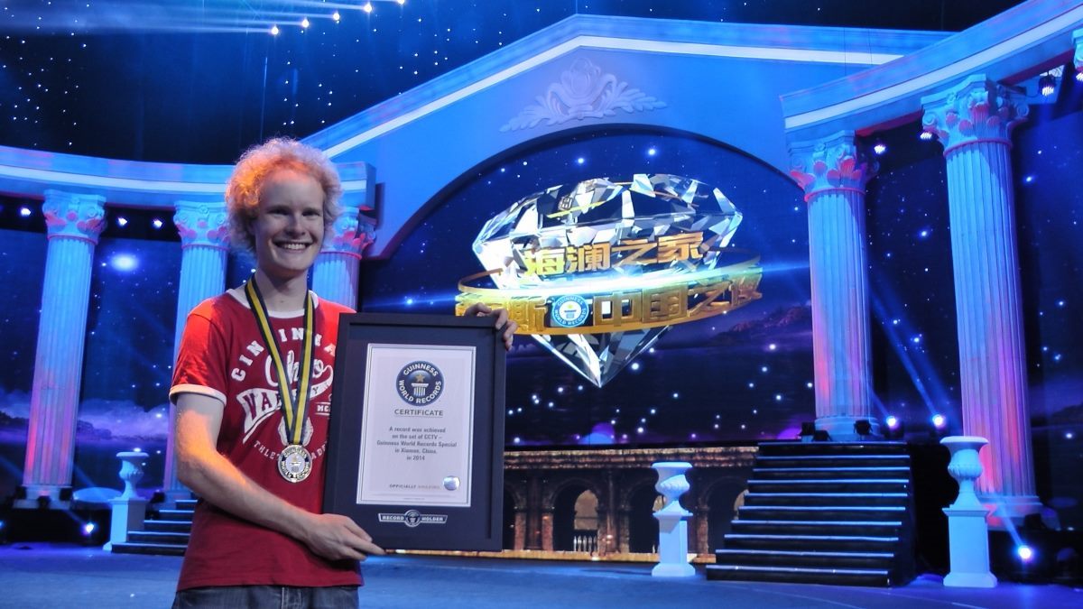 Christian Schäfer mit einer Guinness-World-Records-Urkunde