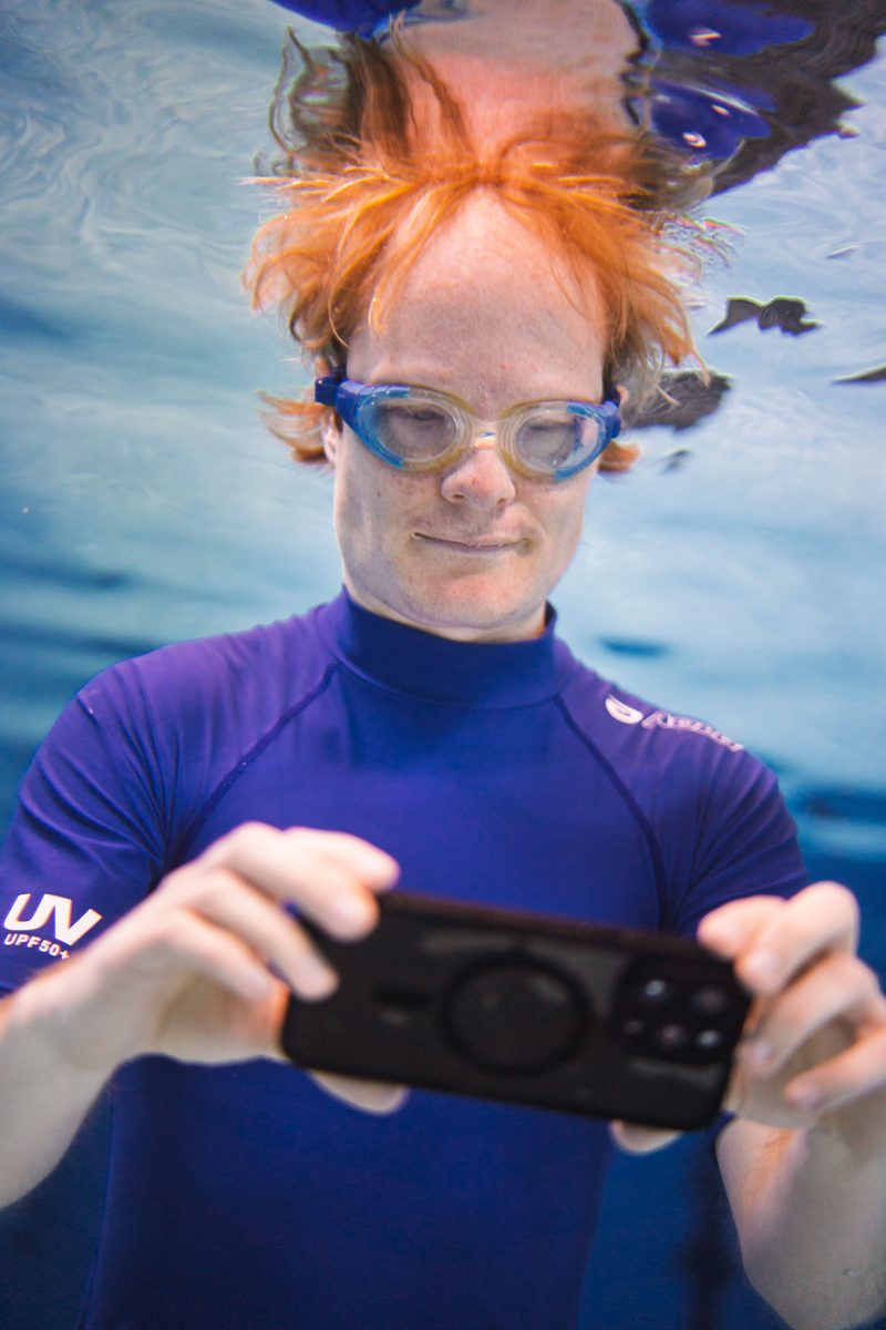 Christian Schäfer unter Wasser beim Rekordversuch, mit einem Handy in wasserdichter Hülle