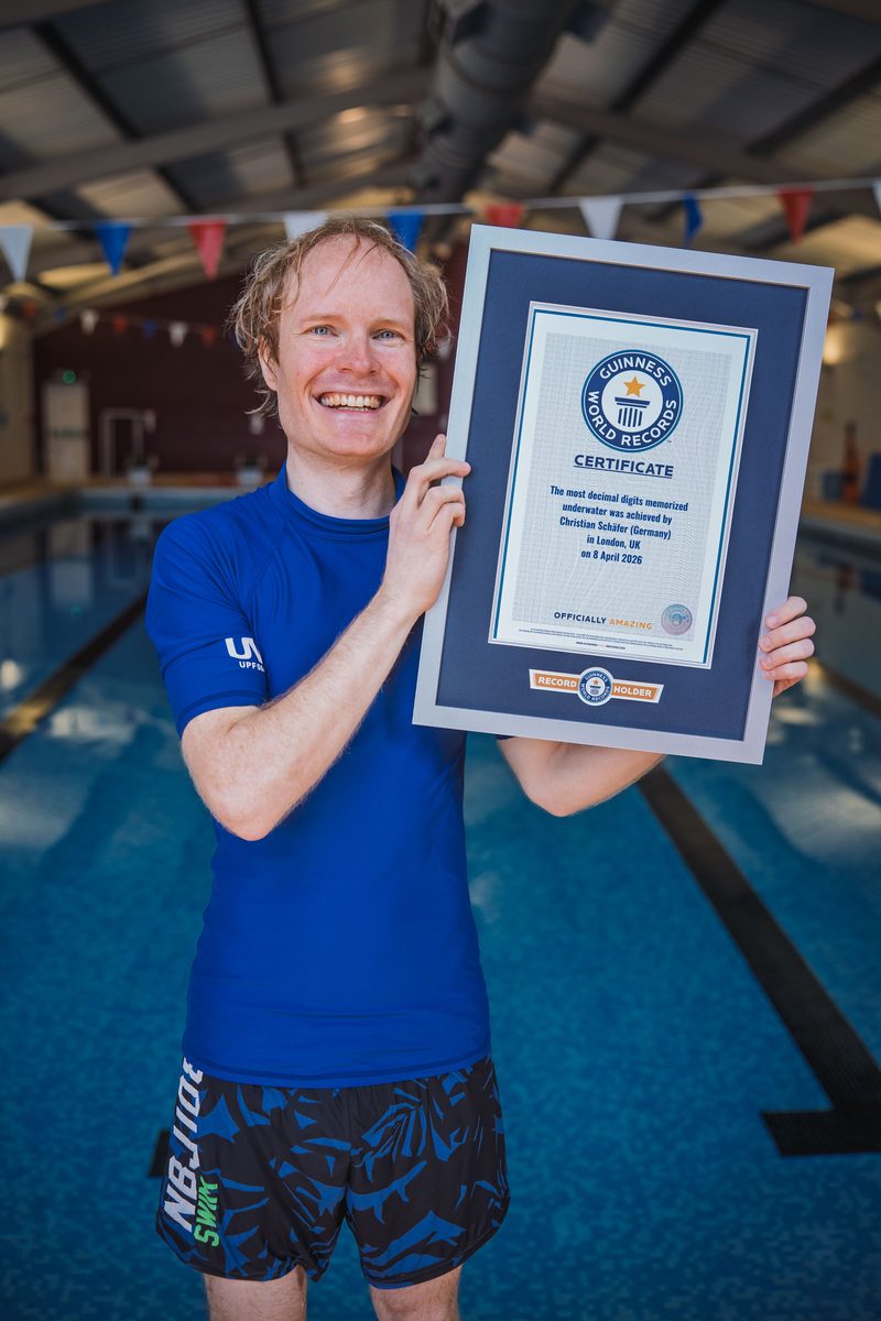 Christian Schäfer hält die Guinness-World-Records-Urkunde vom 8. April 2026