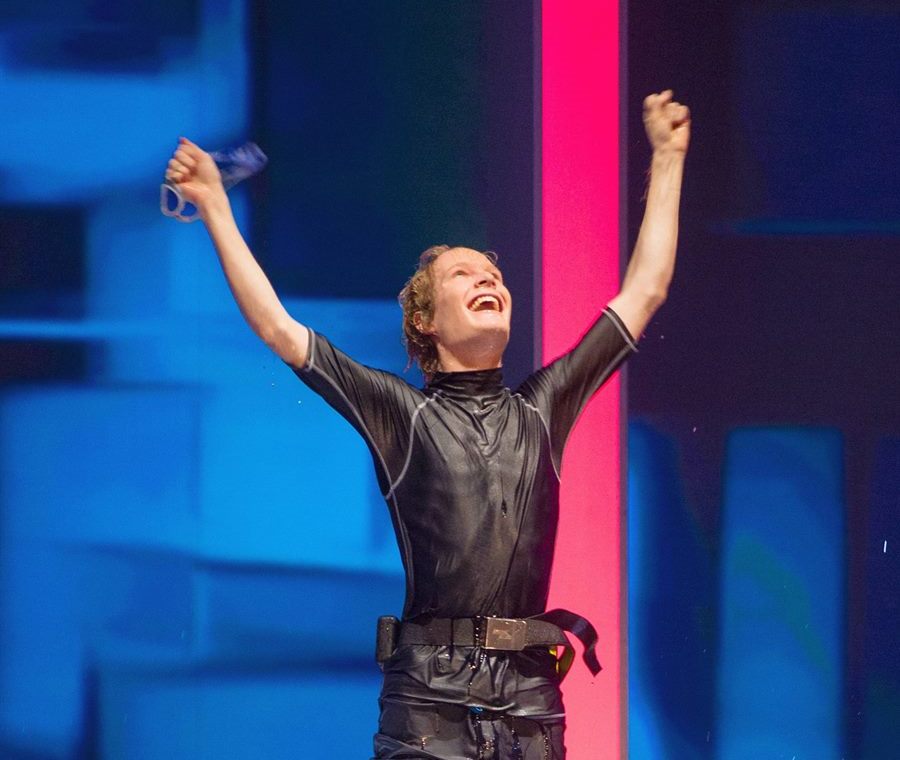 Christian Schäfer jubelt nach der geschafften Wette